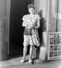 Hungary, Budapest XIII., Tisza utca 11., 1947, Fortepan, portrait, poster, gate, politics, handbag, lady, sandal, Mátyás Rákosi-portrayal, Budapest, summer dresses, Fortepan #8473