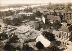 Magyarország, Szeged, Klinikakert, balra az épülő sebészeti klinika tömbje, háttérben a vasúti híd és Újszegeden a kendergyár., 1926, Fortepan, híd, folyó, gyógyintézmény, építkezés, állvány, gyárkémény, Gustave Eiffel-terv, Feketeházy János-terv, Fortepan #84734