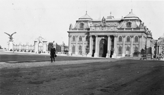 Magyarország, budai Vár, Budapest I., Szent György tér, balra Donáth Gyula Turul szobra és a Várkert kapuja, szemben a Királyi Palota (később Budavári Palota), jobbra hátul a Hunyadi udvar., 1932, Lajtai László, portré, utcakép, férfi, Turul-szobor, Budapest, Fortepan #84737