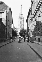 Magyarország, budai Vár, Budapest I., Szentháromság utca, szemben a Mátyás-templom., 1932, Lajtai László, utcakép, életkép, Budapest, kerékpár, Fortepan #84738