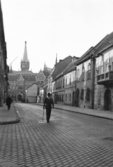 Magyarország, budai Vár, Budapest I., Fortuna utca a Bécsi kapu tér felé nézve, háttérben az Országos Levéltár épülete., 1932, Lajtai László, utcakép, kockakő, keramit, neoromán építészet, Budapest, Pecz Samu-terv, Fortepan #84739