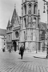 Magyarország, budai Vár, Budapest I., Szentháromság tér, Mátyás-templom a Tárnok utcától nézve., 1932, Lajtai László, portré, templom, utcakép, lámpaoszlop, férfi, kockakő, Budapest, Fortepan #84740