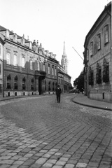 Magyarország, budai Vár, Budapest I., Táncsics Mihály (Verbőczy) utca, balra az Erdődy (Hatvany) palota., 1932, Lajtai László, utcakép, kockakő, zászlórúd, Budapest, Fortepan #84742