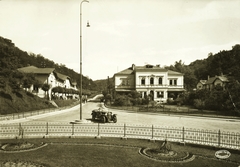 Magyarország, Borsodnádasd, Lemezgyártelep, Petőfi Sándor tér, balra az Olvasó Egylet épülete, szemben a Tiszti Kaszinó., 1927, Kovácsné Farkas Judit, automobil, kúria, Fortepan #84760