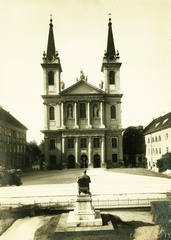 Hungary, Szombathely, Mindszenty József (Templom) tér, Sarlós Boldogasszony Székesegyház. Előtérben Szily János püspök szobra., 1930, Kovácsné Farkas Judit, church, sculpture, street view, Classicism, bishop, Melchior Hefele-design, János Szily-portrayal, Fortepan #84765