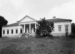 Hungary, Magyarnándor, Kelecsénypuszta, Reviczky-kastély (volt Buttler-kastély)., 1976, Kádas Tibor, mansion, pediment, Fortepan #84797