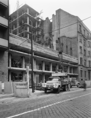 Magyarország, Budapest VIII., II. János Pál pápa (Köztársaság) tér 7. építése., 1975, Kádas Tibor, szovjet gyártmány, építkezés, teherautó, daru, ZIL-márka, ZiL-130, Budapest, Fortepan #84820