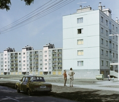 Magyarország, Békéscsaba, Lencsési út., 1976, Kádas Tibor, színes, csehszlovák gyártmány, panelház, Skoda-márka, kuka, automobil, rendszám, Skoda 100, Fortepan #84822