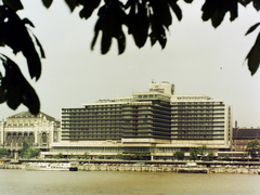 Magyarország, Budapest V., a Vigadó és a Hotel Duna Intercontinental a budai alsó rakpartról nézve., 1974, Kádas Tibor, hajó, színes, szálloda, építészet, Feszl Frigyes-terv, Duna, vízibusz, neon felirat, Finta József-terv, Budapest, rendezvényközpont, Fortepan #84826