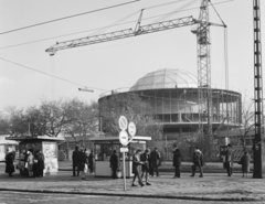 Magyarország, Budapest X., Szent László (Pataky István) tér, a "Pataky" Művelődési ház építése., 1975, Kádas Tibor, építkezés, útjelző tábla, daru, újságárus, virágárus, modern építészet, Budapest, Tóth Dezső-terv, Fortepan #84842