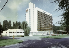 Magyarország, Balatonföldvár, Hotel Neptun., 1977, Kádas Tibor, színes, szálloda, parkoló, Skoda 1000 MB, Trabant 601, Skoda 100, Polski Fiat 126p, Polski Fiat 125p, VAZ 2101, Fiat 128, Opel Manta, BMW 02, BMW 2800, VAZ 2101, Renault 5, Fortepan #84845