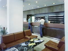 Magyarország, Balatonföldvár, a Hotel Neptun recepciója., 1977, Kádas Tibor, színes, szálloda, újság, fotel, recepció, Neues Deutschland, Fortepan #84846