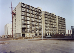 Magyarország, Kecskemét, Széchenyiváros, Világ utca, az ifjúsági garzonház ("csibekeltető") építése., 1976, Kádas Tibor, színes, szovjet gyártmány, építkezés, panelház, Lada-márka, lámpaoszlop, Fortepan #84855