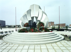 Magyarország, Százhalombatta, Szent István tér, Olajláng emlékmű (Rózsa Péter, 1975.)., 1975, Kádas Tibor, színes, emlékmű, koszorú, Fortepan #84874