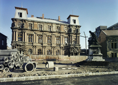 Magyarország, Székesfehérvár, Vörösmarty tér, a 69-es "Hindenburg" gyalogezred I. világháborús emlékműve (Bory Jenő, 1931.)., 1975, Kádas Tibor, színes, szobor, építkezés, kerítés, csatornázás, Bory Jenő-terv, Fortepan #84877