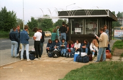 Magyarország, Veszprém, Jutasi (Felszabadulás) út az autóbusz-pályaudvar előtt., 1987, Györgyi Dóra, színes, farmer, táska, csomag, autóbusz, Ikarus-márka, Fortepan #84900