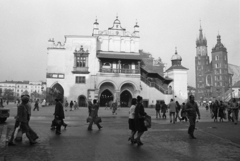 Lengyelország, Krakkó, Rynek Glówny, a város főtere, szemben a Posztócsarnok (Sukiennice), jobbra a Mária-templom, 1968, Erdei Katalin, templom, tér, Bazilika, katolikus, torony, gótika, vásárcsarnok, világörökség, tégla-gótika, csúcsív, Fortepan #84935