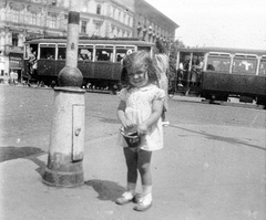 Magyarország, Budapest VI., Oktogon a háttérben a 4-es számú ház., 1949, Fortepan, portré, villamos, kislány, Budapest, Fortepan #8494