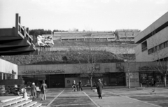 Magyarország, Salgótarján, Fő tér, balra a a Karancs szálló, jobbra a József Attila Művelődési Ház. Háttérben az MSZMP oktatási épülete., 1974, Erdei Katalin, könyvesbolt, középület, modern építészet, Szrogh György-terv, Képcsarnok, Fortepan #84966