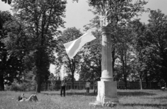 Magyarország, Egervár, az Alexandriai Szent Katalin-templom előtti, dór oszlopon álló Szent Család-szobor., 1978, Erdei Katalin, szobor, oszlop, Szent család-szobor, Fortepan #84979