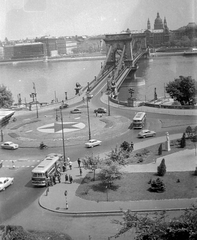 Magyarország, Budapest I., Clark Ádám tér, Széchenyi Lánchíd., 1962, Fortepan, forgalom, autóbusz, Ikarus-márka, látkép, buszmegálló, vörös csillag, Ikarus 620/630, automobil, Duna, Budapest, függőhíd, William Tierney Clark-terv, Fortepan #850