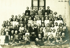 Hungary, Kiskorpád, a tanító és a római katolikus iskola növendékeinek csoportképe., 1930, Nagy Józsefné dr, class photo, Fortepan #85045