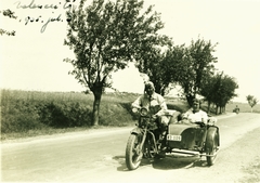 Magyarország, Sukoró, Fehérvári út, távolban a katolikus templom látszik., 1935, Nagy Józsefné dr, belga gyártmány, oldalkocsis motorkerékpár, rendszám, Gillet Herstal-márka, lányok-járművek, Fortepan #85051