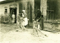 Hungary, Csököly, kendert tiloló asszonyok a pajta előtt., 1930, Nagy Józsefné dr, rake, scutch, hemp processing, folk costume, Fortepan #85056