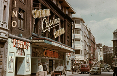 Egyesült Királyság, London, Old Compton Street., 1961, Métneki János dr, reklám, színes, forgalom, járókelő, utcakép, életkép, taxi, mozi, kézikocsi, automobil, furgon, filmplakát, Fortepan #85093