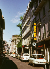 Franciaország, Évian-les-Bains, Rue Nationale az Avenue Dr. Dumur felé nézve., 1966, Métneki János dr, színes, utcakép, Renault-márka, francia gyártmány, Fortepan #85101