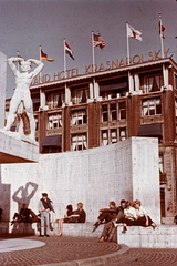 Hollandia, Amszterdam, Dam tér, Nemzeti Emlékmű, háttérben a Hotel Krasnapolsky., 1962, Métneki János dr, színes, zászló, szobor, szálloda, árnyék, meztelen alak, Fortepan #85116