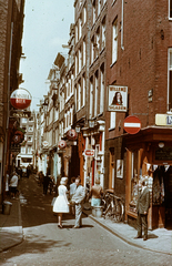 Hollandia, Amszterdam, Lange Niezel az Oudezijds Voorburgwal-ról nézve., 1962, Métneki János dr, színes, Amstel-márka, II. Vilmos herceg-ábrázolás, kerékpár, Fortepan #85118