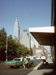 Amerikai Egyesült Államok, New York, Keleti 37. utca, a háttérben az Empire State Building., 1968, Métneki János dr, színes, utcakép, taxi, bőrönd, felhőkarcoló, automobil, Shreve, Lamb & Harmon-terv, Fortepan #85123