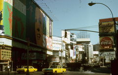 Amerikai Egyesült Államok, New York, Broadway a Nyugati 45. utcától észak felé., 1968, Métneki János dr, reklám, színes, plakát, utcakép, taxi, Coca-Cola, Fortepan #85124