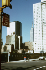 Amerikai Egyesült Államok, New York, Manhattan, Első sugárút - Keleti 40. utca sarok., 1968, Métneki János dr, színes, felhőkarcoló, automobil, Fortepan #85129