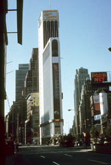 Amerikai Egyesült Államok, New York, Broadway, középen a Nyugati 43. utca kereszteződésénél a Times Tower., 1968, Métneki János dr, színes, utcakép, felhőkarcoló, Fortepan #85130