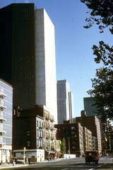 Amerikai Egyesült Államok, New York, Manhattan a Második sugárút a Keleti 36. utca kereszteződésénél, balra a Verizon Building felhőkarcoló., 1968, Métneki János dr, színes, felhőkarcoló, Fortepan #85131