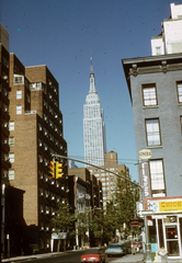 Amerikai Egyesült Államok, New York, Keleti 35. utca a Második sugárút kerszteződéséből nézve, a háttérben az Empire State Building., 1968, Métneki János dr, színes, utcakép, felhőkarcoló, Shreve, Lamb & Harmon-terv, Fortepan #85132