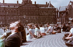 Hollandia, Amszterdam, Dam tér., 1962, Métneki János dr, templom, színes, tér, napozás, palota, gótika, klasszicizmus, neogótika, Jacob van Campen-terv, kerékpár, gát, Fortepan #85135