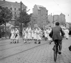 Hungary, Budapest II., Frankel Leó út (Kunfi Zsigmond utca), a Margit kórház felvonuló dolgozói a Zsigmond térnél., 1948, Fortepan, bicycle, march, nurse, Budapest, back, Fortepan #8515