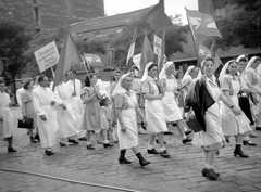 Hungary, Óbuda, Budapest III., Bécsi út, a Margit kórház felvonuló dolgozói., 1948, Fortepan, doctor, march, nurse, Mátyás Rákosi-portrayal, Budapest, Fortepan #8517