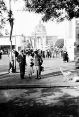 Magyarország, Városliget,Budapesti Nemzetközi Vásár, Budapest XIV., háttérben az Iparcsarnok, előtte a Sió tündér regéje szoborcsoport és szökőkút., 1936, Császy Alice, Budapest, Christian Ulrich-terv, Fortepan #85173