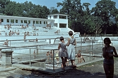 Románia,Erdély, Kolozsvár, Parcul Victor Babes, uszoda., 1958, Császy Alice, uszoda, színes, fürdőzés, Fortepan #85179