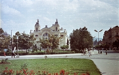 Románia,Erdély, Kolozsvár, Nemzeti Színház., 1958, Császy Alice, színes, nemzeti színház, tér, színház, virág, Fellner és Helmer-terv, eklektikus építészet, Ferdinand Fellner Jr.-terv, Hermann Helmer-terv, Fortepan #85186