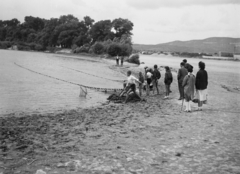 Magyarország,Szentendrei-sziget, Tahitótfalu, Duna-part, szemben Vác és a Naszály hegy., 1957, Császy Alice, fiúk, bámészkodás, halászat, Fortepan #85227