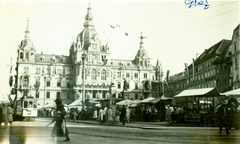 Ausztria, Graz, Hauptplatz, Rathaus., 1928, Hirschler András, zászló, piac, szobor, járókelő, utcakép, életkép, villamos, historizmus, Alexander Wielemans von Monteforte-terv, Theodor Reuter-terv, viszonylatszám, Fortepan #85276