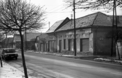 Magyarország, Rákospalota, Budapest XV., Rákos út, jobbra a Palotás utca torkolata, a "Sódergödör" házai., 1982, Czunya György, üzlet, Dacia-márka, utcanévtábla, redőny, Budapest, Fortepan #85281