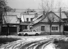 Magyarország, Rákospalota, Budapest XV., Régi tér, a mára elbontott telep, a "Sódergödör" házai., 1982, Czunya György, tél, hó, Lada-márka, földút, VAZ 2101, VAZ 2103/2106, Budapest, Fortepan #85282