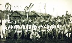 1919, Lőw Miklós, első világháború, zászló, futballcsapat, hadifogoly, címer, barakk, nemzeti jelkép, ülés keresztbe tett lábakkal, karba tett kéz, Fortepan #85309