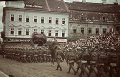 Románia,Erdély, Kolozsvár, Fő tér a magyar csapatok bevonulása idején. A felvétel 1940. szeptember 15-én a kormányzói fogadó ünnepségen készült., 1940, Fortepan, területgyarapodás, színes, katona, díszmenet, Fortepan #8533